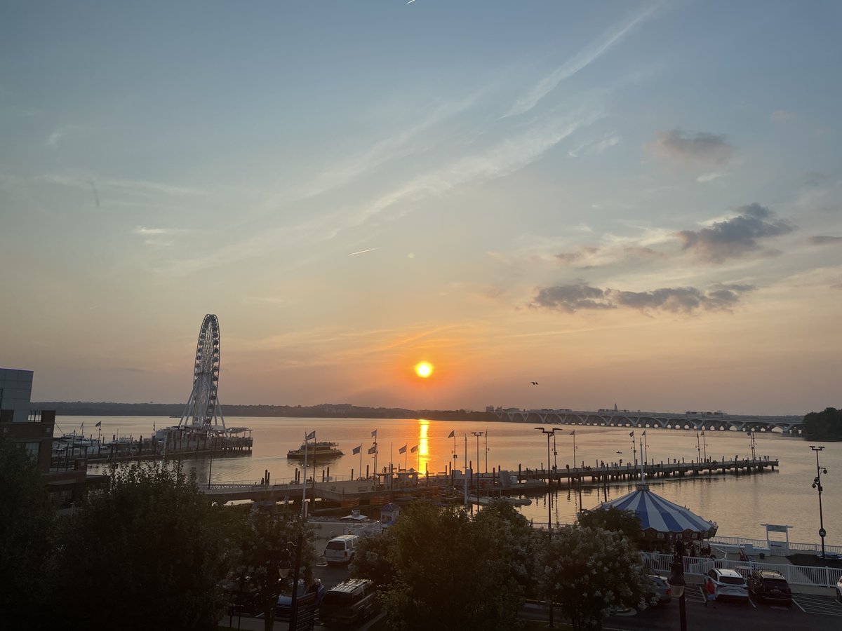 ciudadanoB's tweet photo. The first day of #JuanGoesToWCUS ended yesterday after an hour and a half of waiting in line at passport control and being terribly tired. An Uber to National Harbor with @nahuaibadiola and @noraferreiros, and a nice sunset from my room at the Hyatt to end a great trip to #WCUS! https://t.co/tHU8mZm4aV