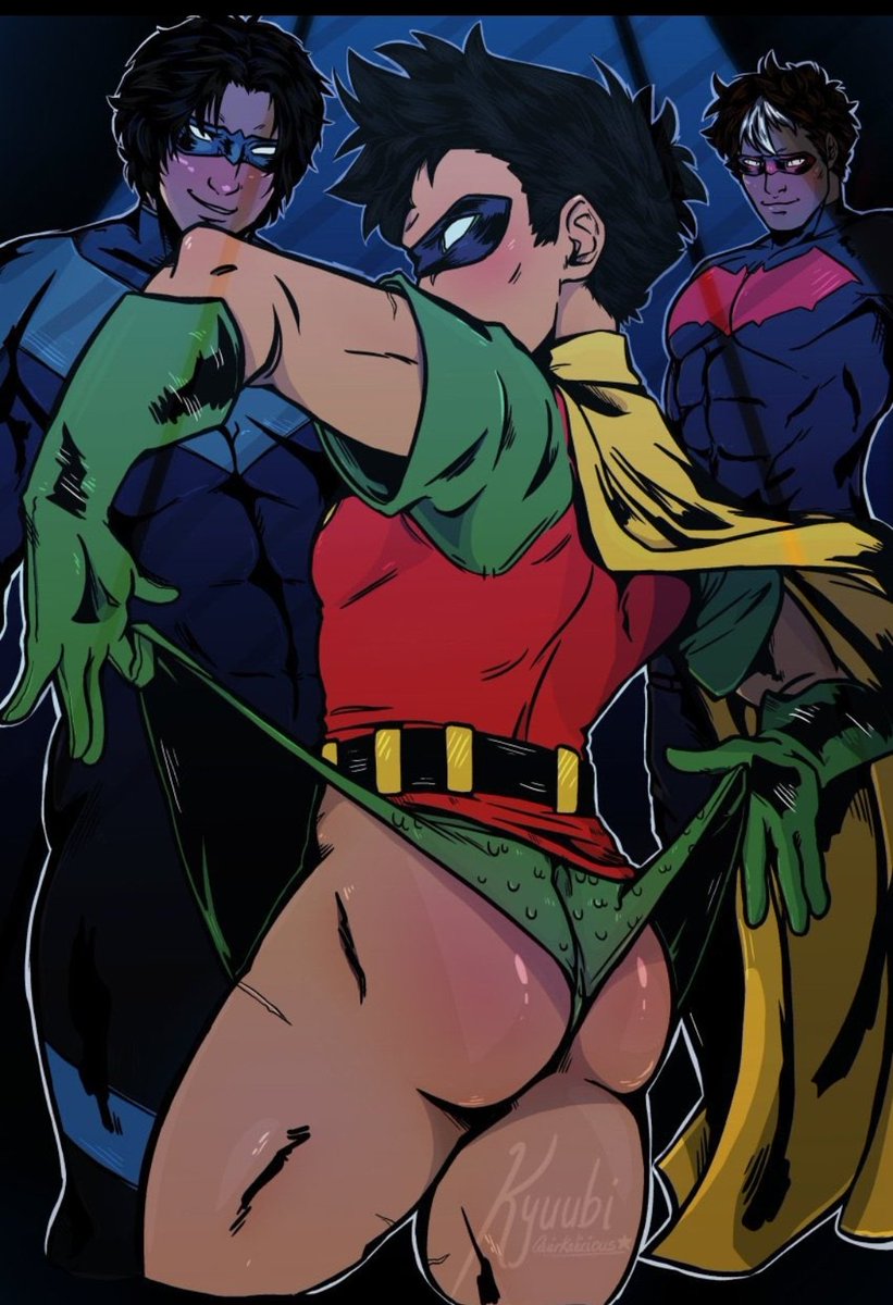 No se cómo podíais usar este uniforme, enseña mucho

I don't know how you could wear this uniform, it's very revealing