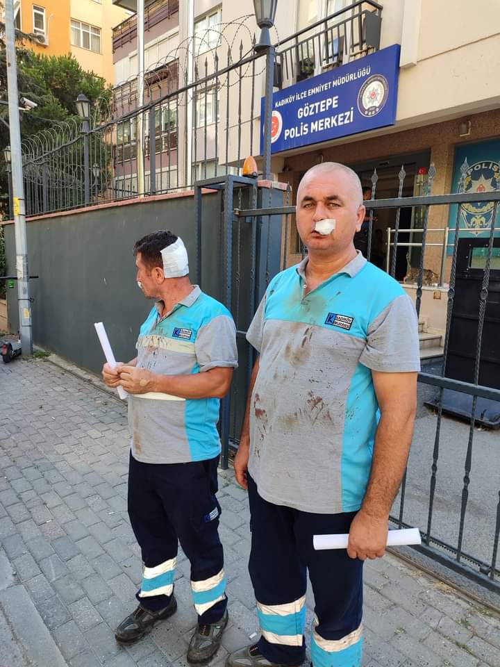 Kadıköy Belediyesi <a href="/kadikoybelediye/">Kadıköy Belediyesi</a>  Dış temizlik iscisi arkadaşlarımız Göztepe Medical Park Hastanesinin çöp ve atıklarını almak için kapıdaki özel aracın çekilmesini isteyen Kadıköy Belediyesi işçileri araç sahiplerinin saldırısına uğradı.

Kamunun işini yaparken yapılan bu