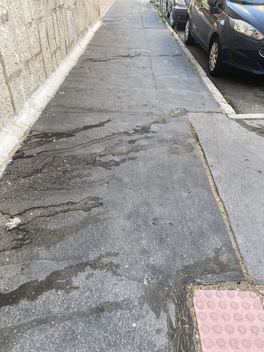 AnaRayaces's tweet photo. Unas calles si y otras no. ¿Por qué ? Ojalá twitter haga su magia y @AyuntamientoVLL pase por aquí algún día a limpiar y pavimentar. GRACIAS @LimpiezaVLL #valladolid https://t.co/yAE7ifWNW2