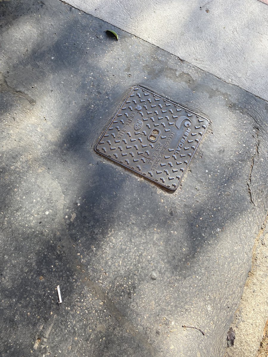 AnaRayaces's tweet photo. Unas calles si y otras no. ¿Por qué ? Ojalá twitter haga su magia y @AyuntamientoVLL pase por aquí algún día a limpiar y pavimentar. GRACIAS @LimpiezaVLL #valladolid https://t.co/yAE7ifWNW2