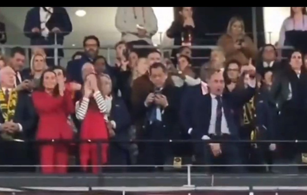 FonsiLoaiza's tweet photo. Han pasado 48 horas y Luis Rubiales sigue sin dimitir. Se tocó sus partes íntimas en el palco de autoridades y besó sin consentimiento a Jennifer Hermoso. Ayer presionó a la futbolista para que aparecieran juntos en el vídeo de sus "disculpas" y ella se negó. https://t.co/FB3x767vI7
