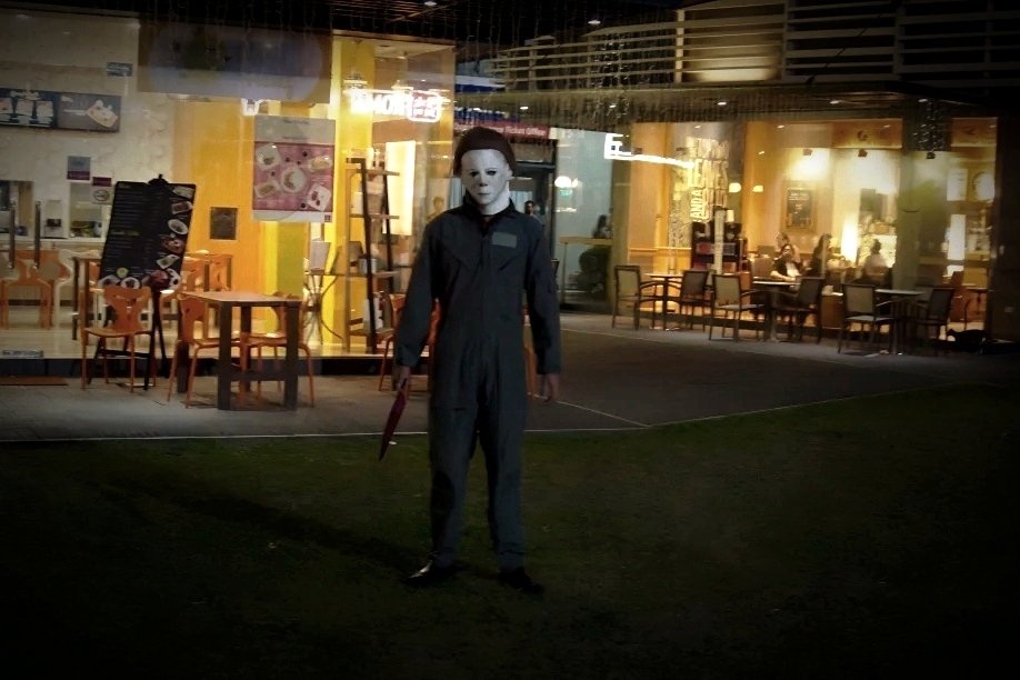 MichaelMyersPH's tweet photo. October 27, 2018 - A quick visit to Eton Centris in the night where Michael Myers Philippines Unofficial stayed for an hour to visit fellow familial friends and pull-off a scare 🔪🎃

#MichaelMyers #michaelmyersph #michaelmyersphilippines #michaelmyersphilippinesunofficial https://t.co/CLPTyinE1a