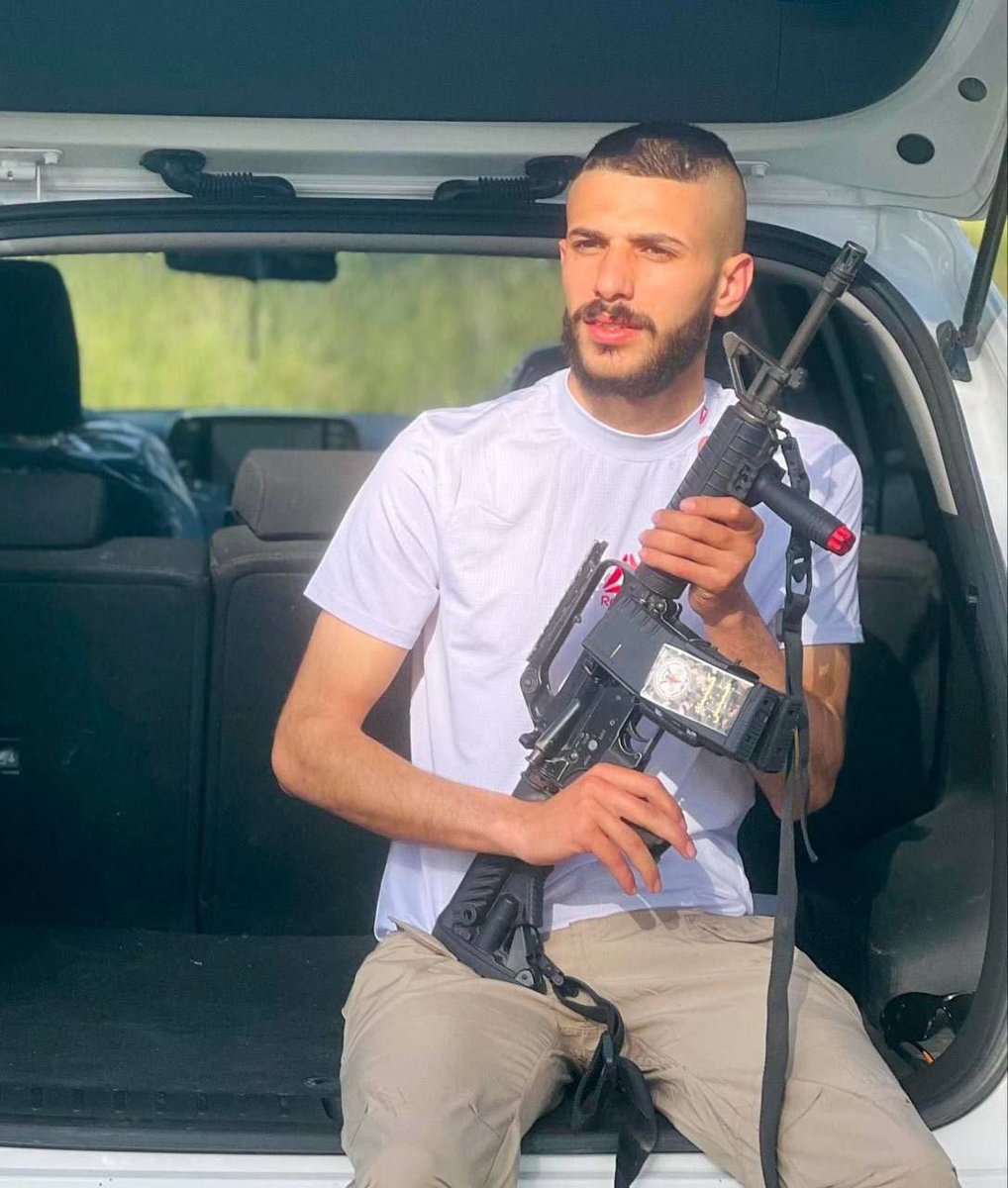 إتّبِعوا آلشهداء سيرًا بِشغف فإن لم تموتوا مِثلهم لتعيشوا على ما كانوا عليه ..🤍

الشهيد سميح ابو الوفا -تقبلهُ الله