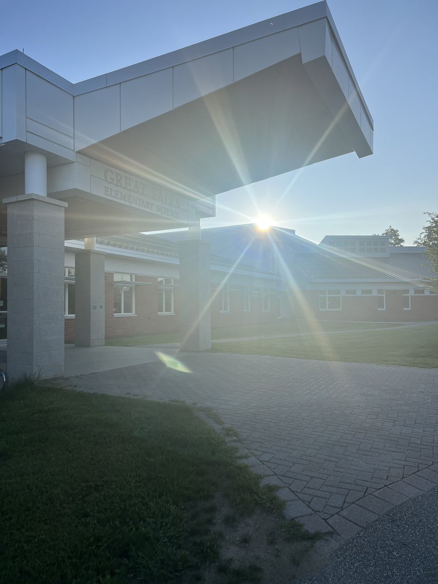 Happy 1st staff day of school! 🏫📝🚍📖✏️📚 💗🥰