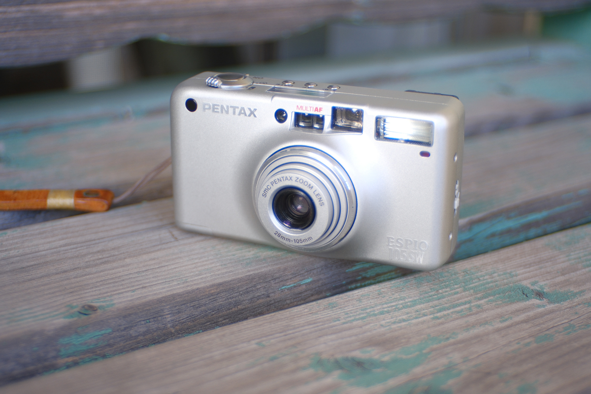 hitoribayashi's tweet photo. ・西暦2100年まで日付が写し込める
・ズームレンズが28mm始まりの広角
と、欲しかった機能が全部入りのカメラが、ペンタックスから出ていたのは気づきませんでした。
同じシリーズで24mm始まりもあるけどそちらは普通のお値段だったので、捨て値だったこちらをお迎えしました。
#pentax #espio105sw https://t.co/dMccMH5oOg