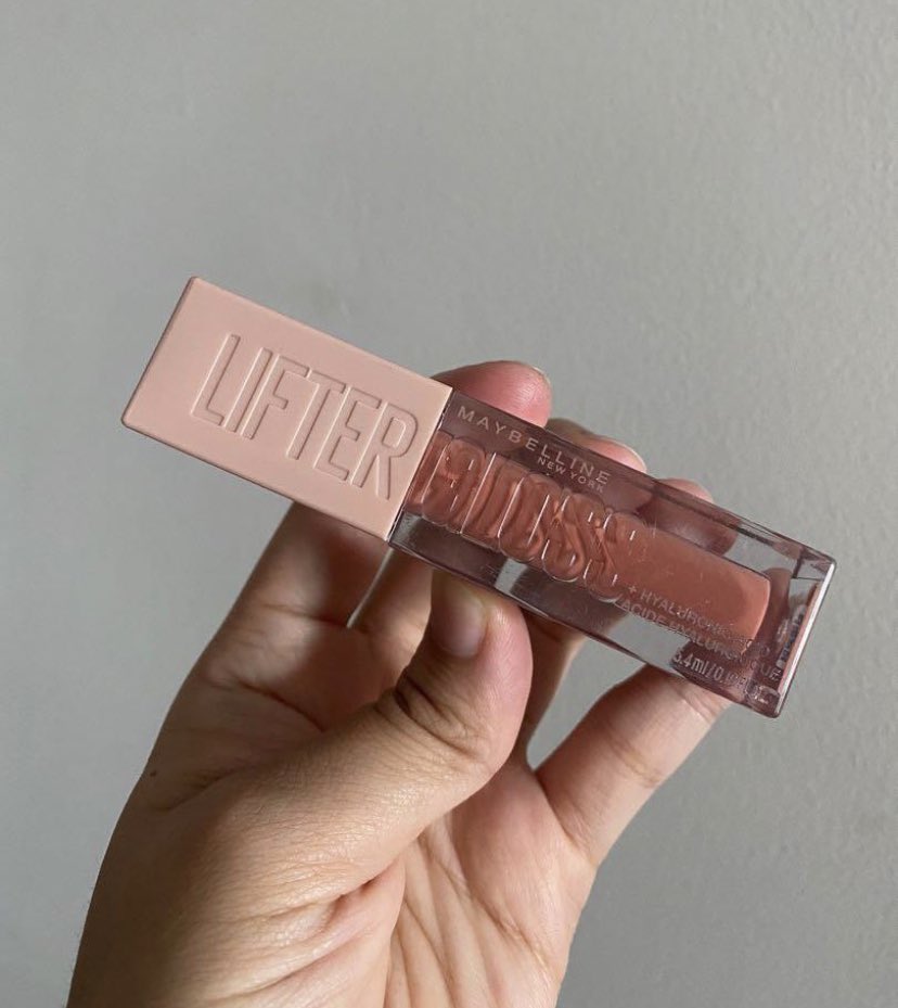 My new fav lifter gloss from maybelline ! It feels really lightweight on your lips. They're extremely moisturizing sebab ada hyaluronic acid. Even pakai dari pagi pun bibir tak kering. Can be used on its own or as a topper. A little bit pricey but worth it !!🤍