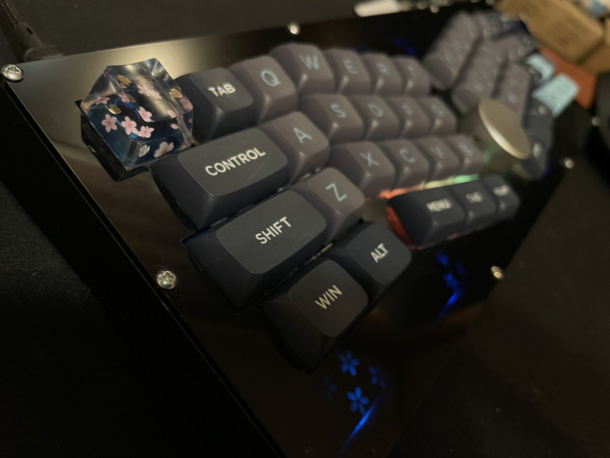 Eromisu's tweet photo. まさに夜桜。
夜桜キーキャップに相応しいキーボード
N51GLに相応しいキーキャップ
お花のマリアージュ

#アルチザンキーキャップ #夜桜キーキャップ #自作キーボード #N51GL https://t.co/yMnuh0TjZQ