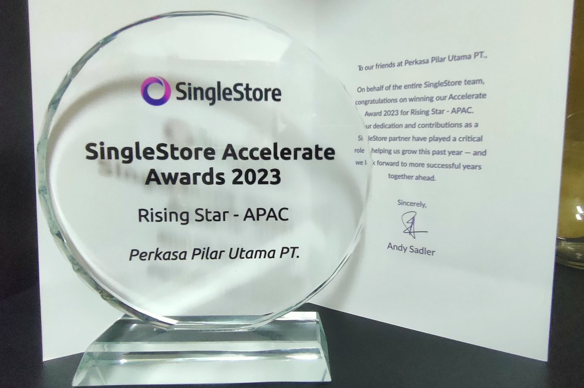 perkasaid's tweet photo. Receiving the Rising Star APAC Award from @SingleStoreDB Enterprises Sales Director APJ, thank you for the great collaboration in our partnership. https://t.co/X0NXyleNRC