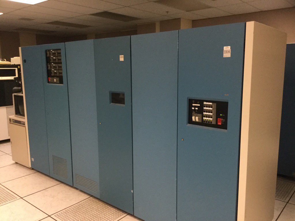 __phiphou__'s tweet photo. En 1980, IBM sort le 3380, une solution de stockage informatique d'une capacité de 2.52Go (il y en a 3 sur la photo). ⬇️ https://t.co/jg0Y13MnNr