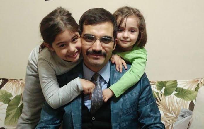 Seçim bitti Sinan Ateş unutuldu! Başkent Ankara'da sokak ortasında öldürüldü. 2 çocuğu öksüz kaldı. Gül yüzlü çocukları için bu karanlık cinayeti unutturmayacağım!
