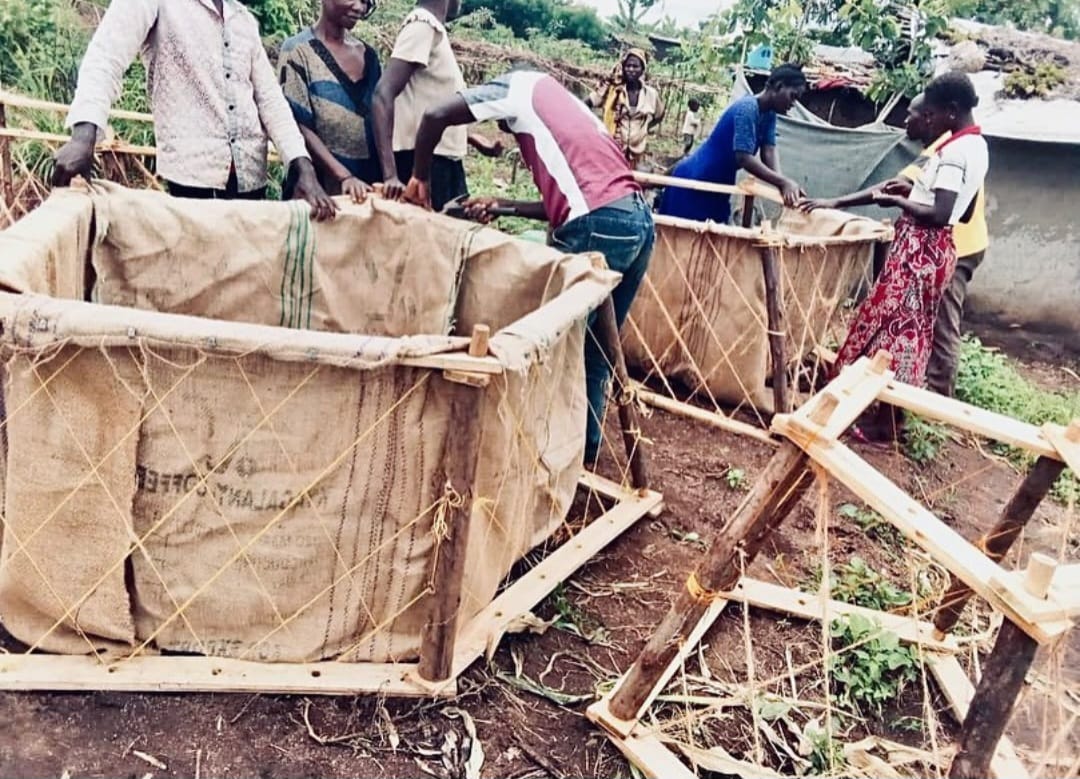 VMG_ug's tweet photo. How might we improve nutritional outcomes and alleviate food insecurity for refugee communities? For VMG, the answer lies in low cost communal vertical gardens. Together with design fellows from @designwithoutborders, the team created and installed 20 gardens in 2 refugee camps. https://t.co/S8LtduTMct