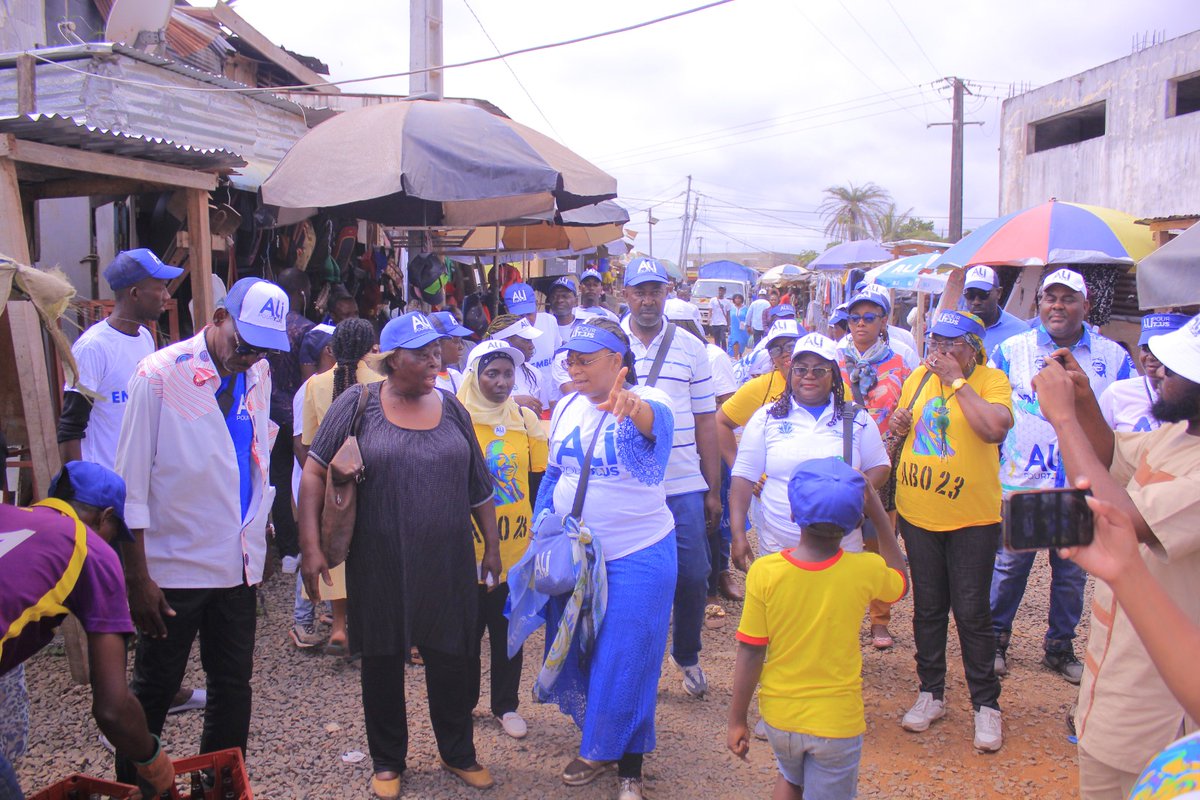 IwengaAnnie's tweet photo. Les Femmes commerçantes sont une composante très importante de notre #société. 
Pour notre économie, pour le #leadership des femmes dans ce domaine,  elles accordent leur confiance à notre Candidat @PresidentABO  et au @pdg2R.
#Gabon #AliPourTous #Liace #Ali2023 #Locale2023 https://t.co/aaeQcoDrac
