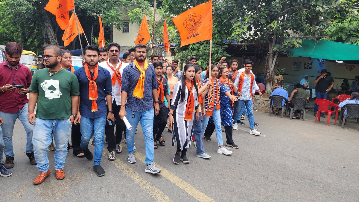 GahlotPulkit's tweet photo. कोटा शहर में निरंतर हो रही विद्यार्थियों की आत्महत्या को रोकने के लिए 10 सूत्रीय मांगों को लेकर कोटा कलेक्ट्रेट पर प्रदर्शन कर ज्ञापन सौपा।।

#StudentsForAbvp #kota https://t.co/B3USyovnQ4