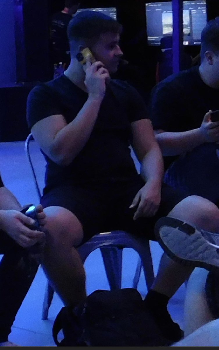 Lanon gyors fölhívtam az asszonyt hogy pakoljon, elhagyjuk az országot mert így kiszopni már illegális