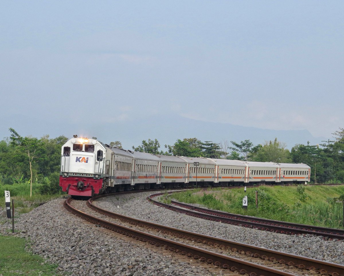 nahinidia999's tweet photo. Kereta api ini menghubungkan kota-kota besar di Jawa Timur, diantaranya Surabaya, Mojokerto, Jombang, Kertosono, Kediri, Tulungagung, Blitar.
Harga tiketnya pun ramah dikantong karena berstatus sebagai kereta api lokal, inilah Commuterline Dhoho
#fotosepur #lokal #dhoho #canon https://t.co/U6FEMjX4WF