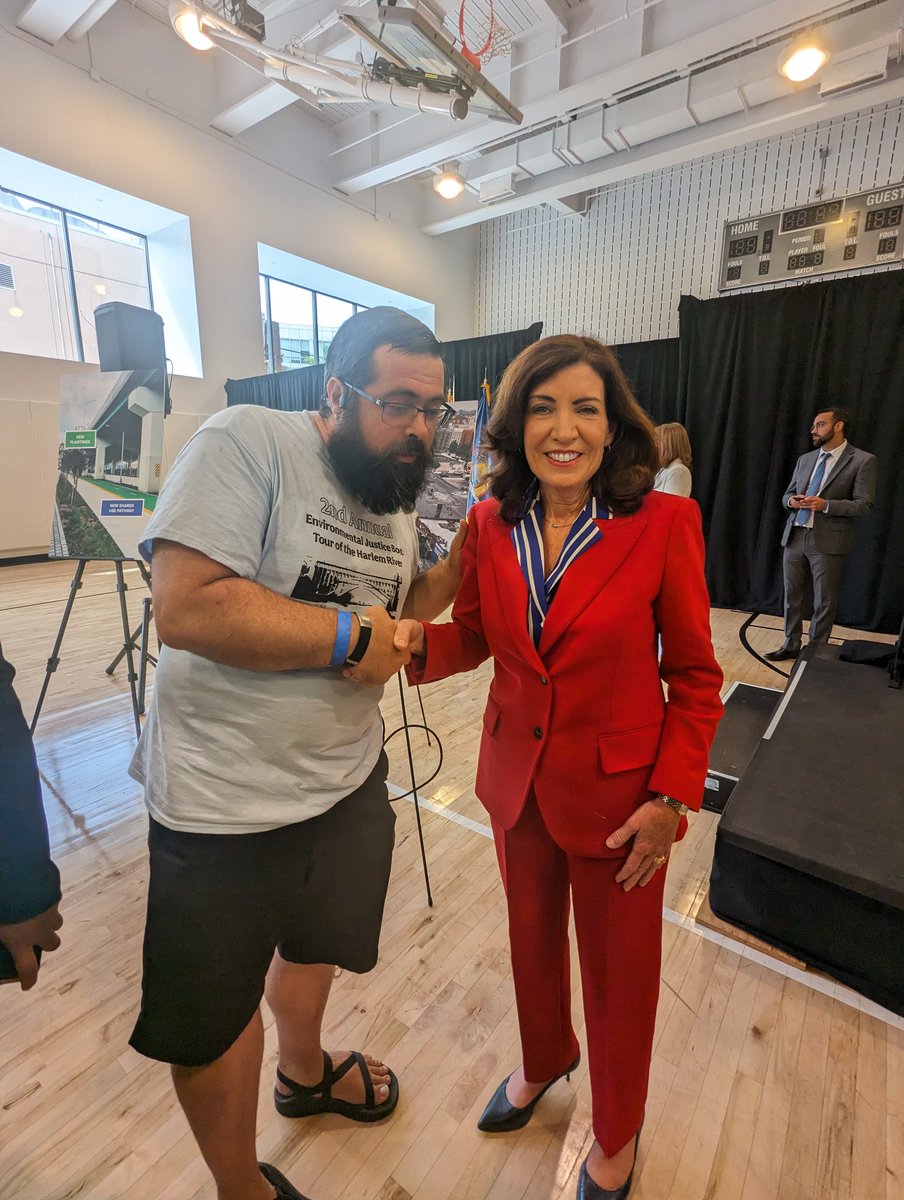 HarlemRiverWG's tweet photo. @chauncyyoung @GovKathyHochul @NYSDOT @MetroNorth @MTA @JoinJoyner @SenatorSerrano @RJackson_NYC @JeffreyDinowitz @AmandaSeptimo @NYSenatorRivera @bronxbp @RepEspaillat @RitchieTorres @TransAlt It was wonderful to hear @GovKathyHochul speak about #Equity #EnvironmentalJustice in the redevelopment of #HuntsPoint - residents along #HarlemRiver deserve #WaterfrontAccess & #Greenways4NYC! We need @NYSDOT @MetroNorth @MTA to be partners, not opponents. Please help us! https://t.co/QOFgKAXYIw