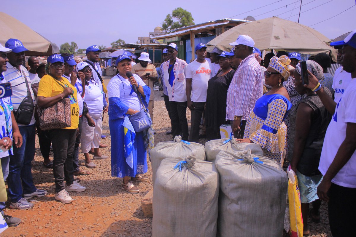 IwengaAnnie's tweet photo. ➡️ Des instants de rencontres riches de partages avec les femmes commerçantes de Okala, Charbonnages, Ambowe , Derrière la prison, Plaine-Orety et Louis. #Gabon #AliPourTous #Liace #Ali2023 #Locale2023 https://t.co/18eHi6A62u