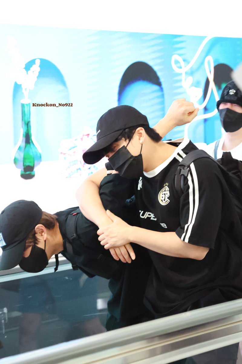seungbinsource's tweet photo. seungbin last year on the way to kcon vs seungbin this year coming back from kcon 😭 they’re very consistent!

(c) cheesechoux_cb &amp; Knockon_No922 https://t.co/vmPLXvaHYQ