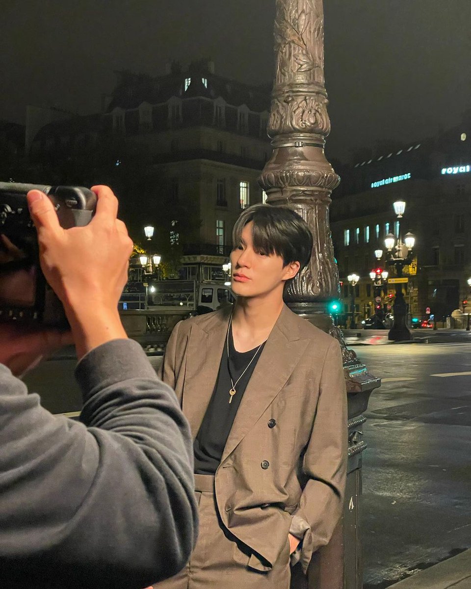 Photos taken from behind the scenes, leaning on a pole and striking various poses to get the best shot. I'm sure the results will be satisfactory