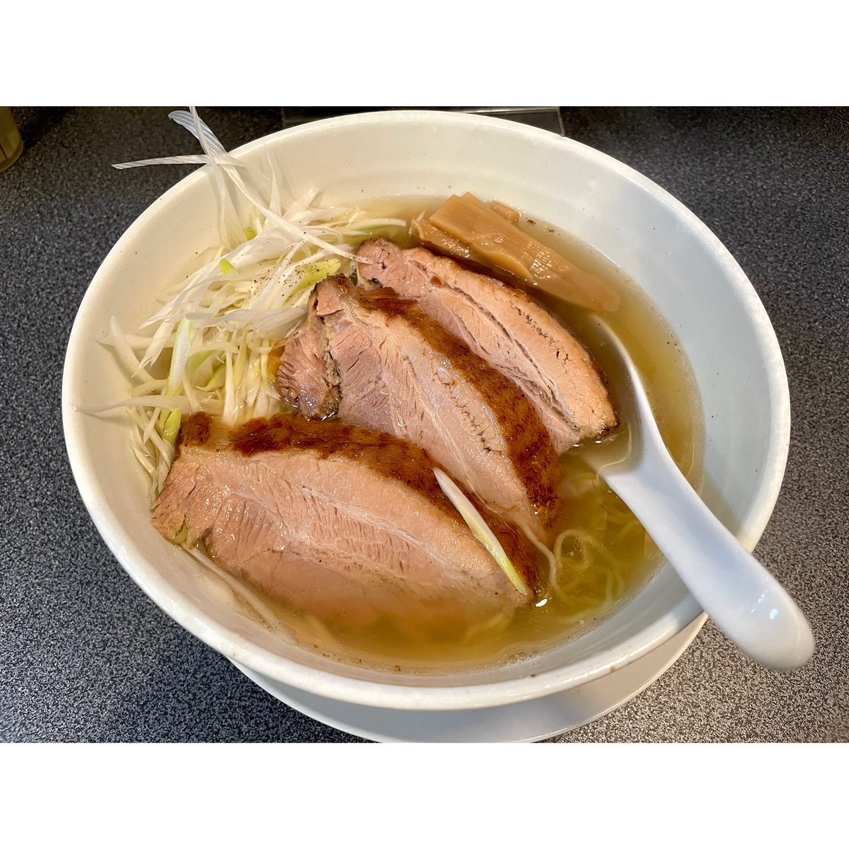 GeekandFreak_14's tweet photo. 「名代中華そば　ばら」

ネギ塩チャーシュートリプルをいただきました。

チャーシューが極厚でかなりの食べ応え。

今まで食べたラーメンの中で一番、塩のパンチが効いてました。

#名古屋　#瑞穂区　#塩らーめん　#塩チャーシュー #ネギ塩チャーシュートリプル https://t.co/1V06VA5zvB