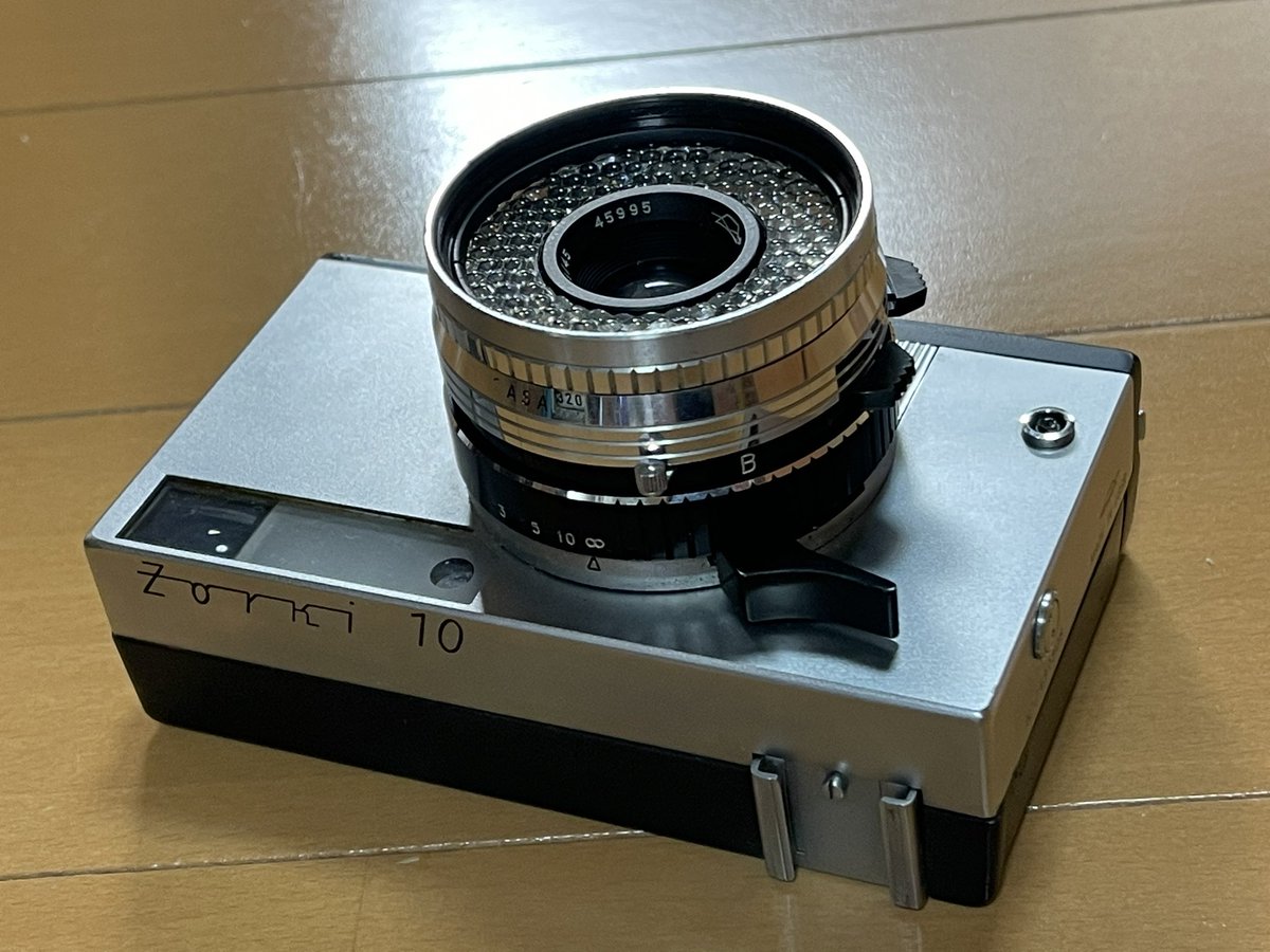 nogutomo's tweet photo. ZORKI-10  (KMZ社　made in USSR)　RICOH AUTO-35のコピー品らしいです #madeinussr #zorki https://t.co/K5d3pg2a2e