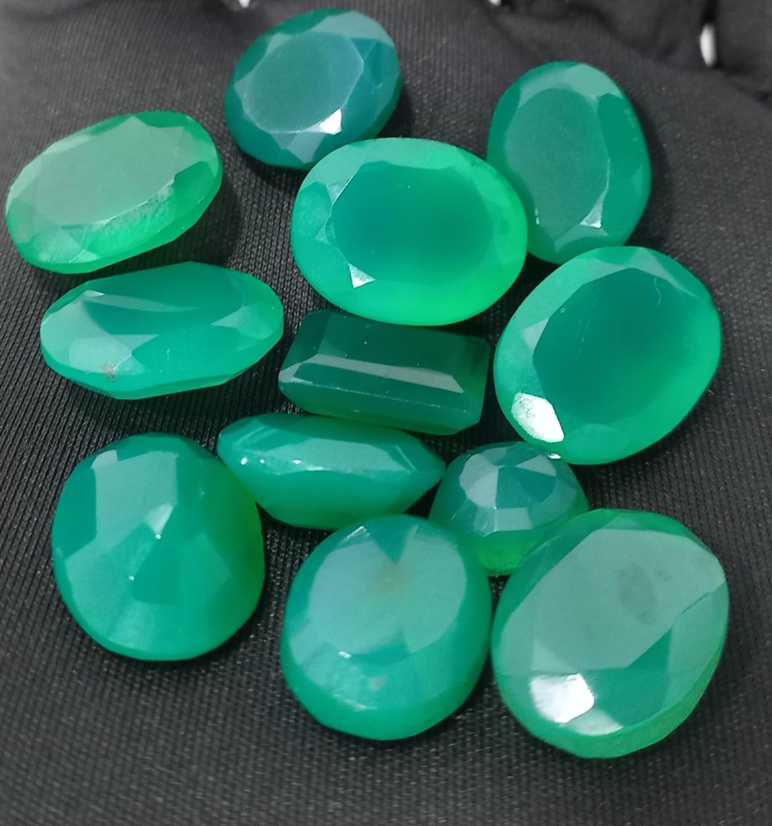 Natural And Best Quality Green Onyx Gemstone.

#Onyx #Naturalonyx #Naturalgreenonyx #Rashiratan #Astrologyonyx #Astrologygreenonyx #Greenonyx #Astrologygemstone #Greengems #Greenstone #Astrologygems #Astrologystone #Naturalonyxstone