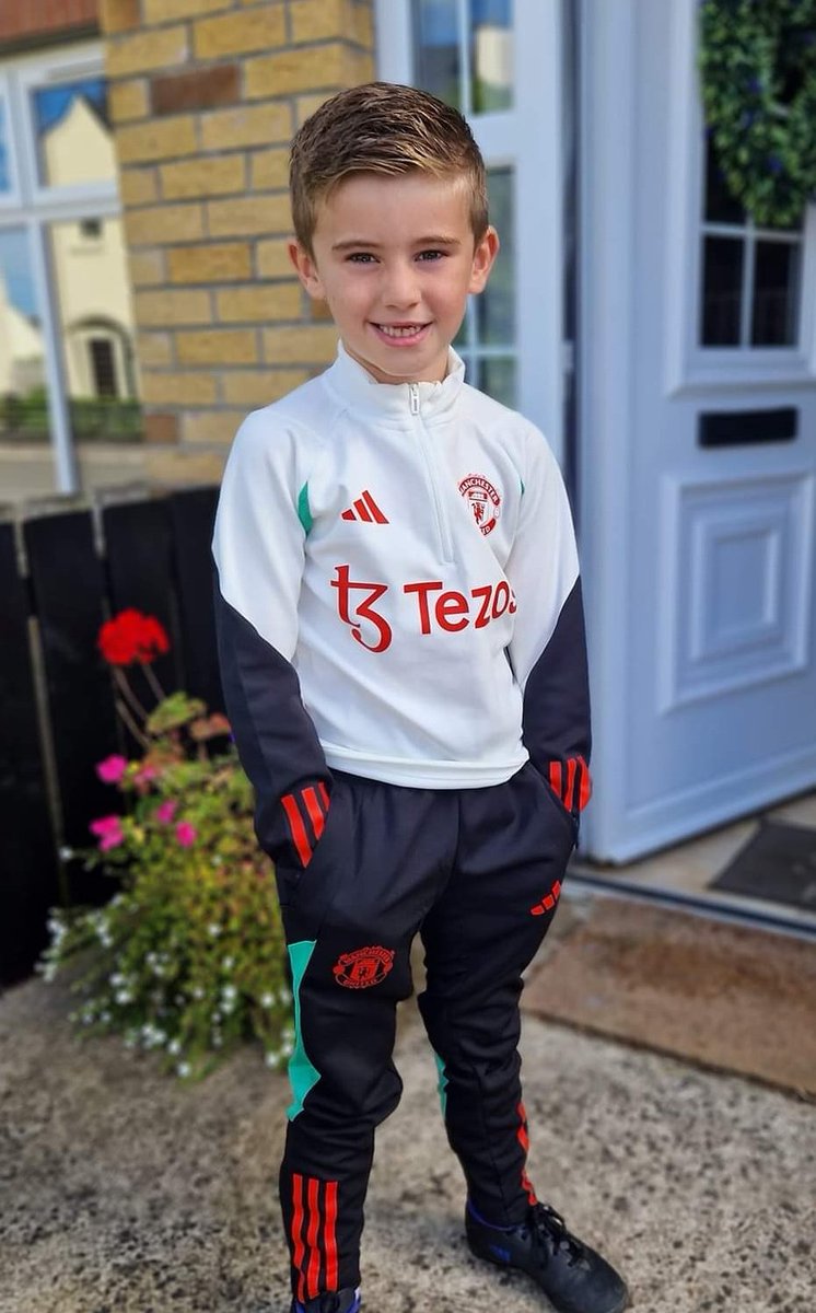 Dean_Journalist's tweet photo. Love this pic of my nephew Calvin who wants to wear @ManUtd gear day and night. Never without a ball too and loves his training. ⚽️ 🥅 #ManUfan #football https://t.co/D5MUNk0Tqd
