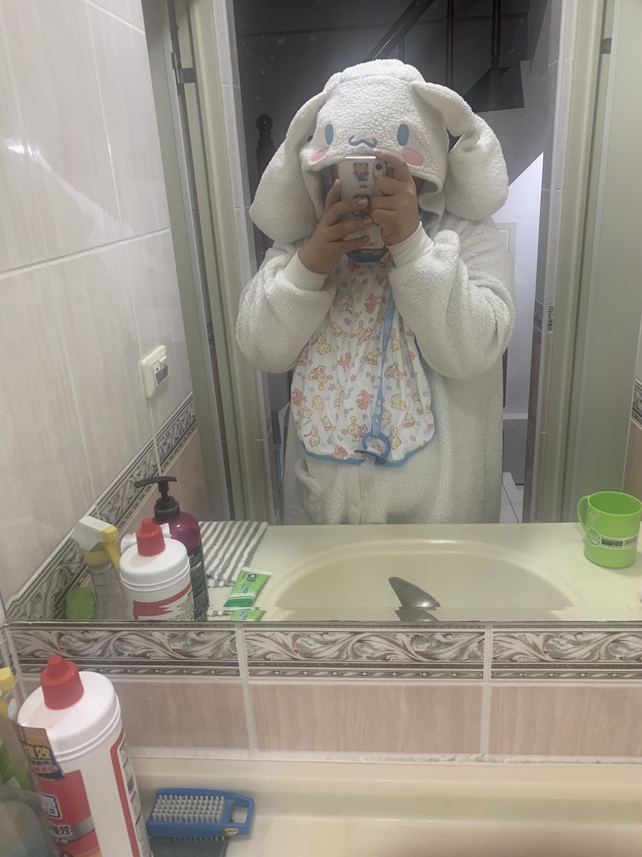 家裡姐姐送的禮物，口水兜和奶嘴www
