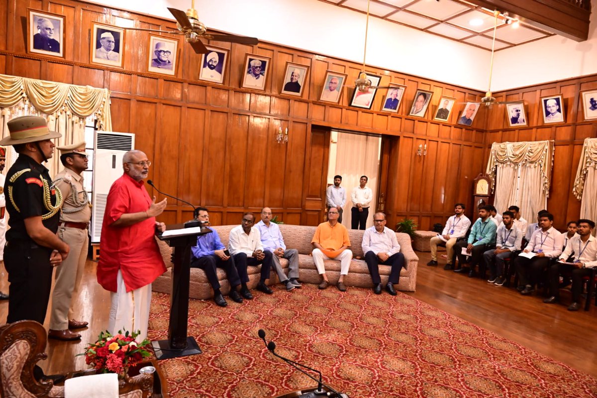 jhar_governor's tweet photo. माननीय राज्यपाल श्री सी.पी. राधाकृष्णन ने आज राज भवन में ‘अनंत प्रयास’ संस्था के सहयोग से बीआईटी सिंदरी में अध्ययनरत आर्थिक रूप से कमजोर प्रतिभावान विद्यार्थियों को लैपटॉप प्रदान किया एवं उनके उज्ज्वल भविष्य की कामना की। 
#BITSindari https://t.co/8nSCPK4CYd