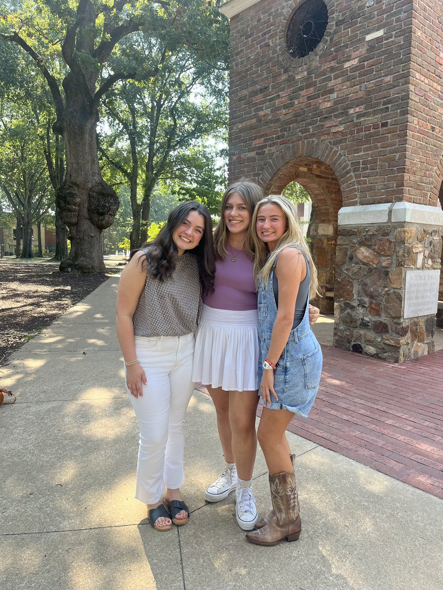 toja94's tweet photo. First day of school and move in at Harding. Go Bison! https://t.co/H1kpAxcXUK