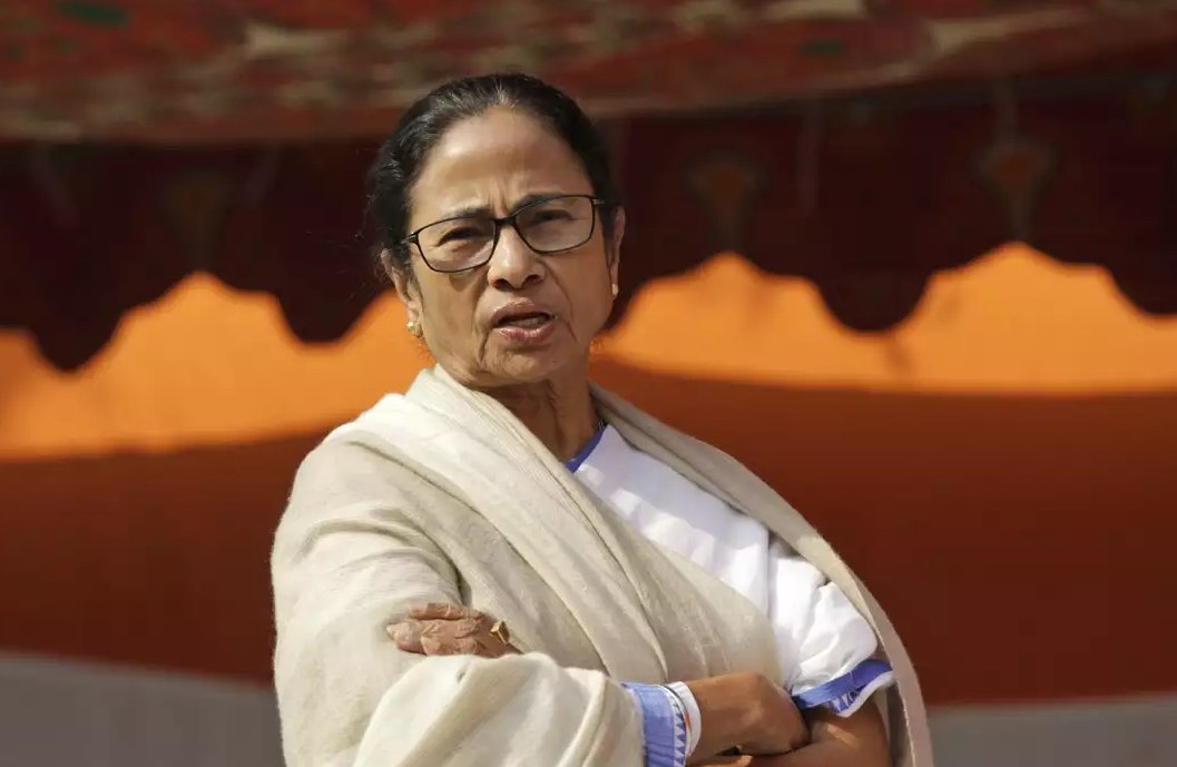 EconomicTimes's tweet photo. Amidst the #JadavpurUniversity ragging incident, #WestBengal CM #MamataBanerjee launches #AntiRaggingHelpline for all education institutions in the state.
📞#Helpline number (24x7): 1800 345 5678
🛰️ Catch the day's latest news and updates ➠ https://t.co/v1YKxe5sYc https://t.co/bX4MprSG4E