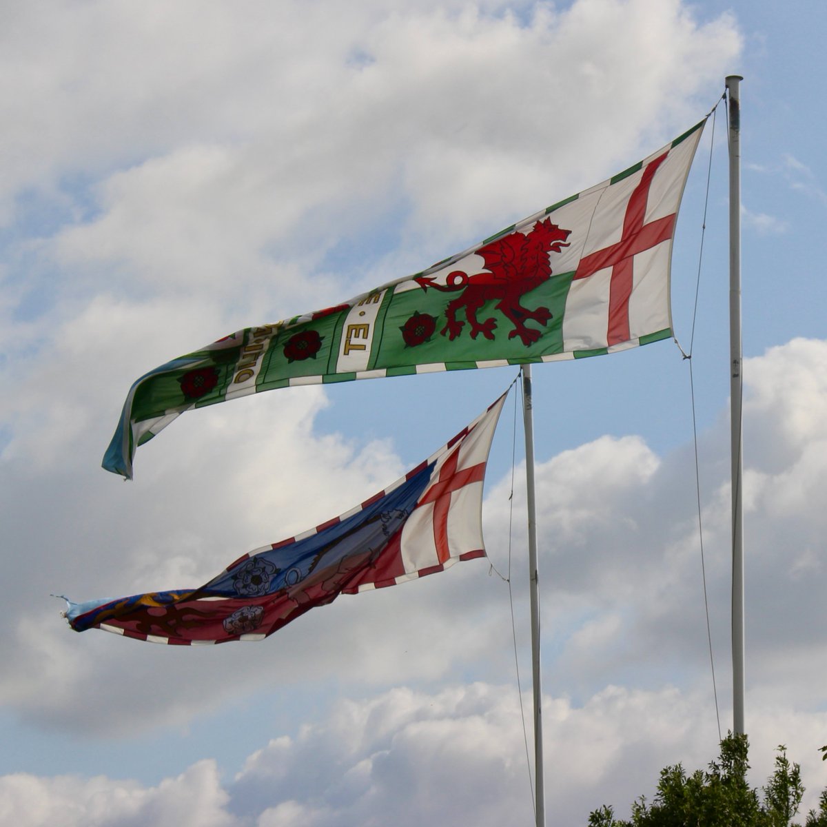 #OnThisDay 1485: the Battle of Bosworth.
The army of Henry Tudor, soon to become Henry VII, lines up against Richard III’s larger army in battle order. Waiting near Dadlington are Thomas and William Stanley and their additional forces, unwilling to commit to either side. 1/6