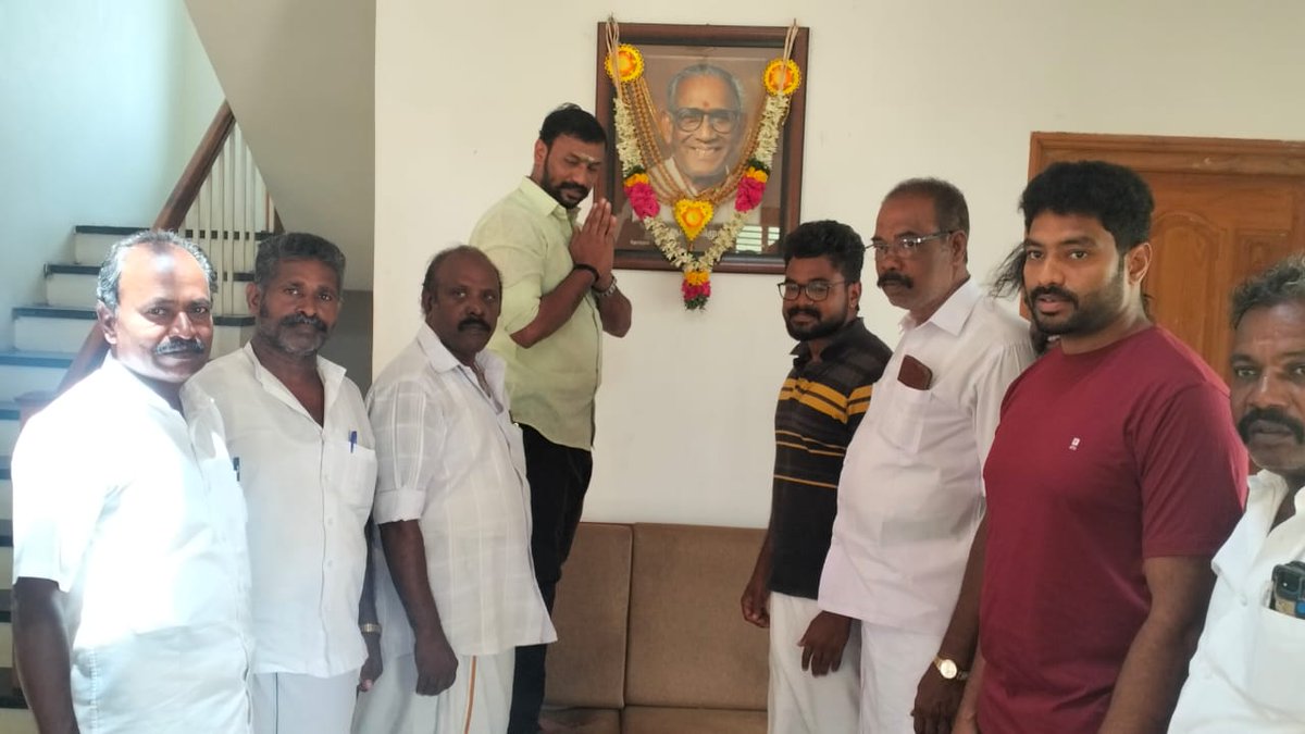 Madhavanoffici's tweet photo. https://t.co/EenM7p8378
ஆலத்தூரில் காங்கிரஸ் முன்னாள் எதிர்க்கட்சித் தலைவர் ஏ.ஆர் மாரிமுத்து அவர்களின் திருஉருவ படத்திற்கு  மாலை அணிவித்து மரியாதை செலுத்தினர் உடன் கழக நிர்வாகிகள் @EPSTamilNadu @annamalai_k https://t.co/1yLCugCFew