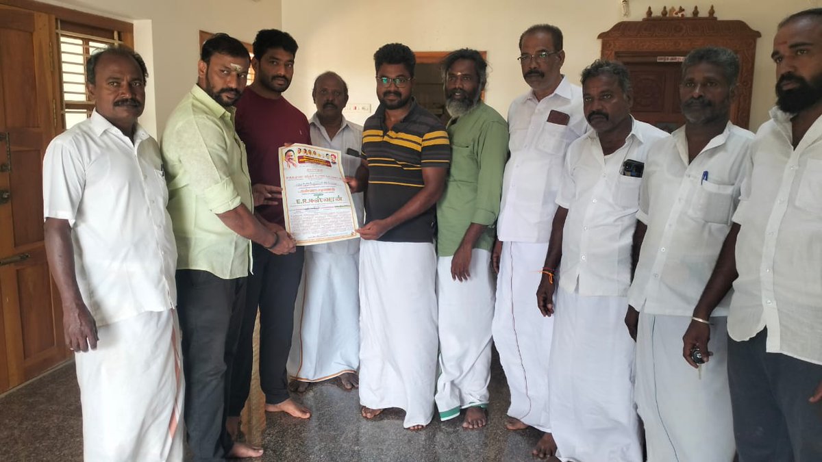Madhavanoffici's tweet photo. https://t.co/EenM7p8378
ஆலத்தூரில் காங்கிரஸ் முன்னாள் எதிர்க்கட்சித் தலைவர் ஏ.ஆர் மாரிமுத்து அவர்களின் திருஉருவ படத்திற்கு  மாலை அணிவித்து மரியாதை செலுத்தினர் உடன் கழக நிர்வாகிகள் @EPSTamilNadu @annamalai_k https://t.co/1yLCugCFew