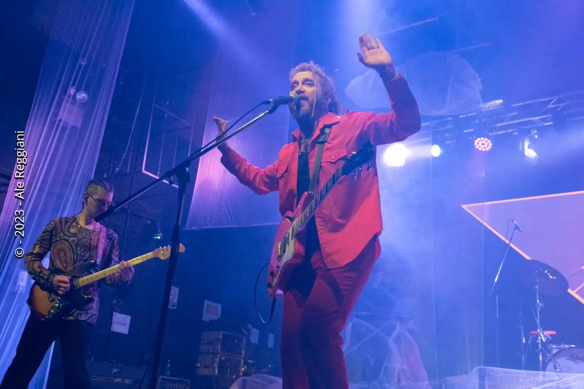 Rompiendo el algoritmo 📈: <a href="/todoaparenta/">Todo Aparenta Normal</a> presentó su nuevo álbum en el Teatro Vorterix. qrcd.org/3b1M