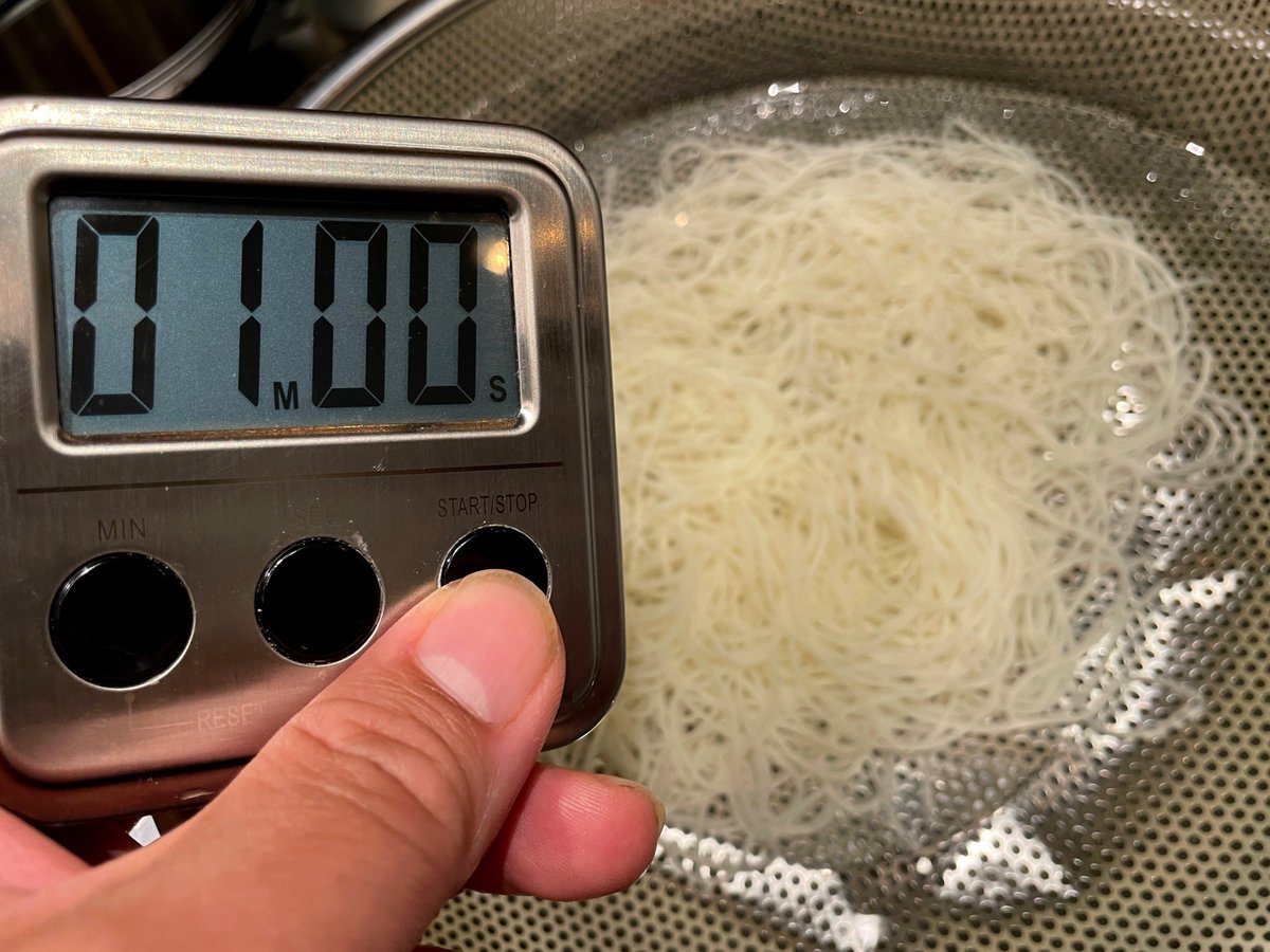 h_gashiyama's tweet photo. 【一番ウマイそうめんの茹で方はコレ】

ラーメン屋である僕が絶対的な自信をもってオススメする素麺の茹で方

①沸騰した湯で＂45秒＂茹でる
②水で洗って氷水に＂1分＂浸ける

マジで劇的に変わる！
ザクザクした食感と、滑らかさがケタ違い
普通の茹で方には戻れなくなる
全然違うから一度試して https://t.co/5kwLrs0aI4