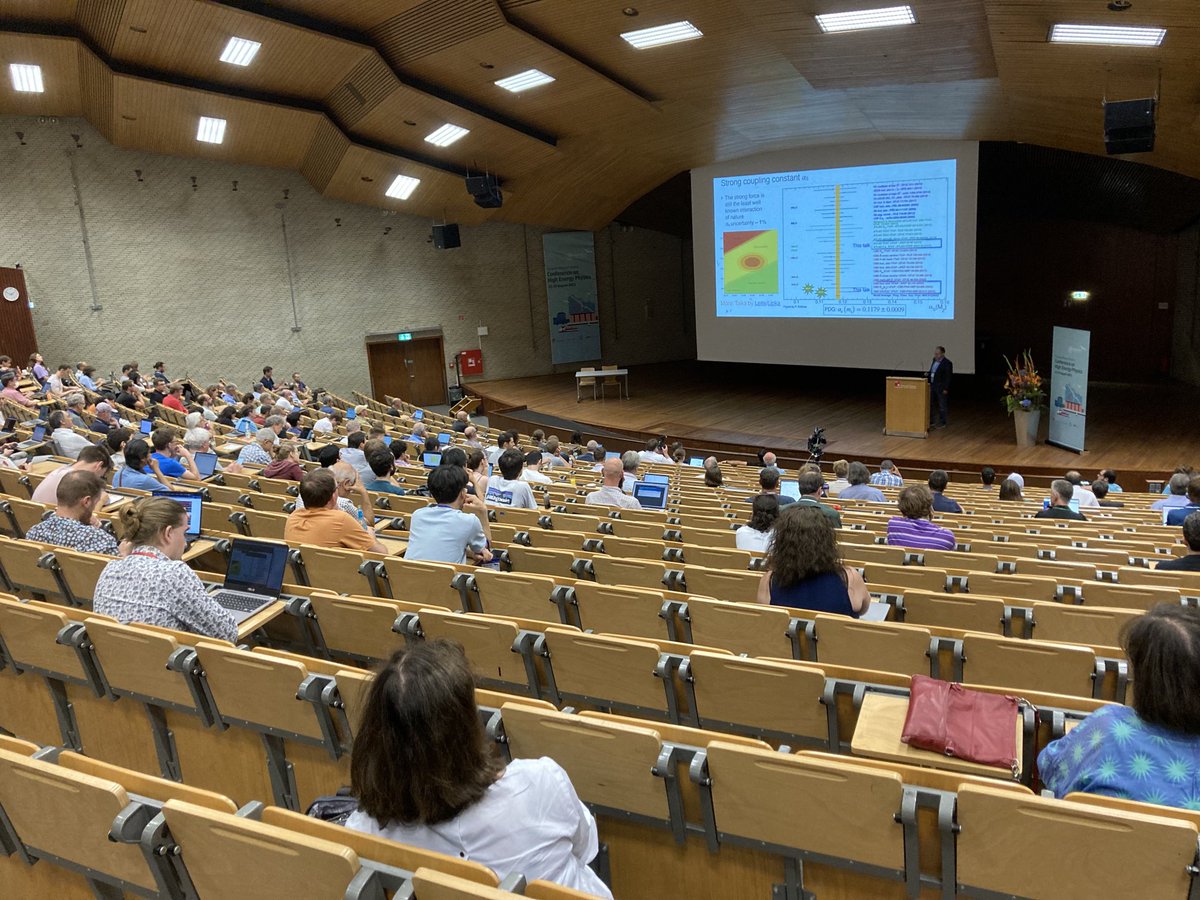 Our very own Doc. Kirschenmann giving a very nice Standard Model plenary talk at #epshep2023 . Go Henning!