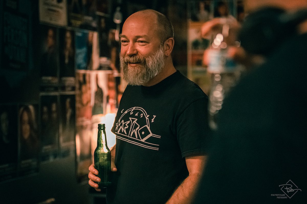 BotheringBand's tweet photo. In his new special 'Shocks & Struts' comedian @kylekinane rocks a @MetroChicago shirt, so it is a perfect tie-in to #tshirttuesday and tomorrow's episode!
#KyleKinane #ShocksandStruts #MetroChicago https://t.co/Vwv4WhJFoS