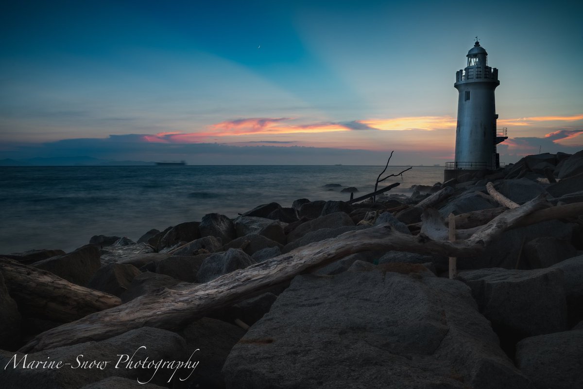 天の川リベンジの為に伊良湖岬へ行ってきました✨
沈みゆく夕陽をのんびり眺めるのってホントに久し振り🎵
撮影は勿論楽しいけど、変わりゆく光景をただ眺めるのもたまには良いですねヽ(´▽｀)/✨

#Nikon #D500
#ふぉと #Photography
#額装のない写真展 
#私とニコンで見た世界
#伊良湖岬 #夕焼け