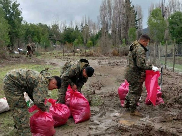 Destacamento_LA's tweet photo. DESTACAMENTO LOS ÁNGELES APOYA A TUCAPEL

Enfrentando el frío y la lluvia, el personal del @Destacamento_LA, en coordinación con la municipalidad de #Tucapel, continúa realizando evacuaciones y contención de causes de cursos de agua en la comuna.
@Ejercito_Chile te cuida!! https://t.co/tNS59BMBz7