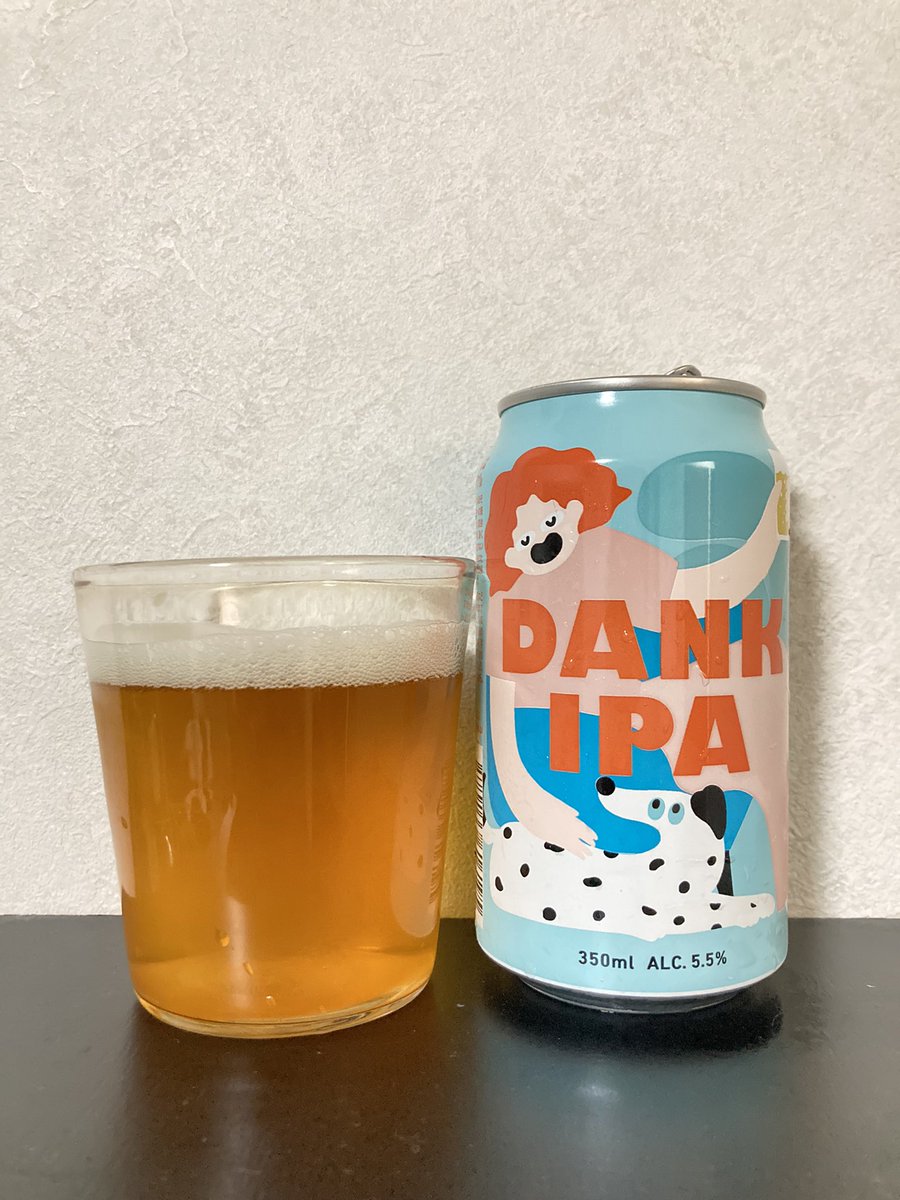 rorschach_ch's tweet photo. #DANKIPA
#伊勢角
#ドンキ
ドンキホーテとのコラボビール。
じんわり系の太い苦みがゆっくり進んでいく感じ。
ただその割には、角が立ってると言うか、クッとくる苦みも兼ねてる。
中頃は草っぽさのある松脂感も平行して裏に居て。
余韻は松脂、苦みがメインも、案外にすぐ切り上がる。 https://t.co/aFacOeFPLI