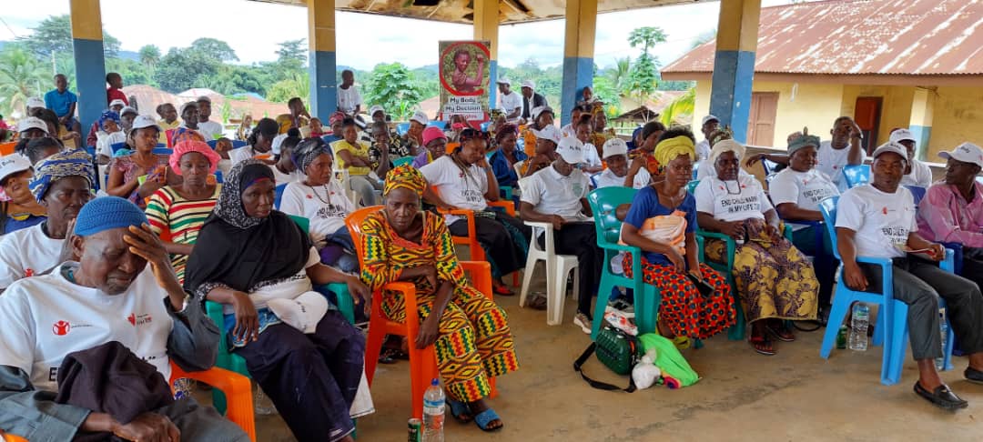 SCISL1999's tweet photo. 🎉 Celebrating a milestone in Kailahun District! 🙌 Since 2020, we have been working with communities to reduce child early and forced marriage. Jojoima, Taminawahun, Ngeihun, and Gawama are leading the change with knowledge, tools, and strong bylaws. 🌟❤️ #EndChildMarriage https://t.co/M8TLQxdFRB