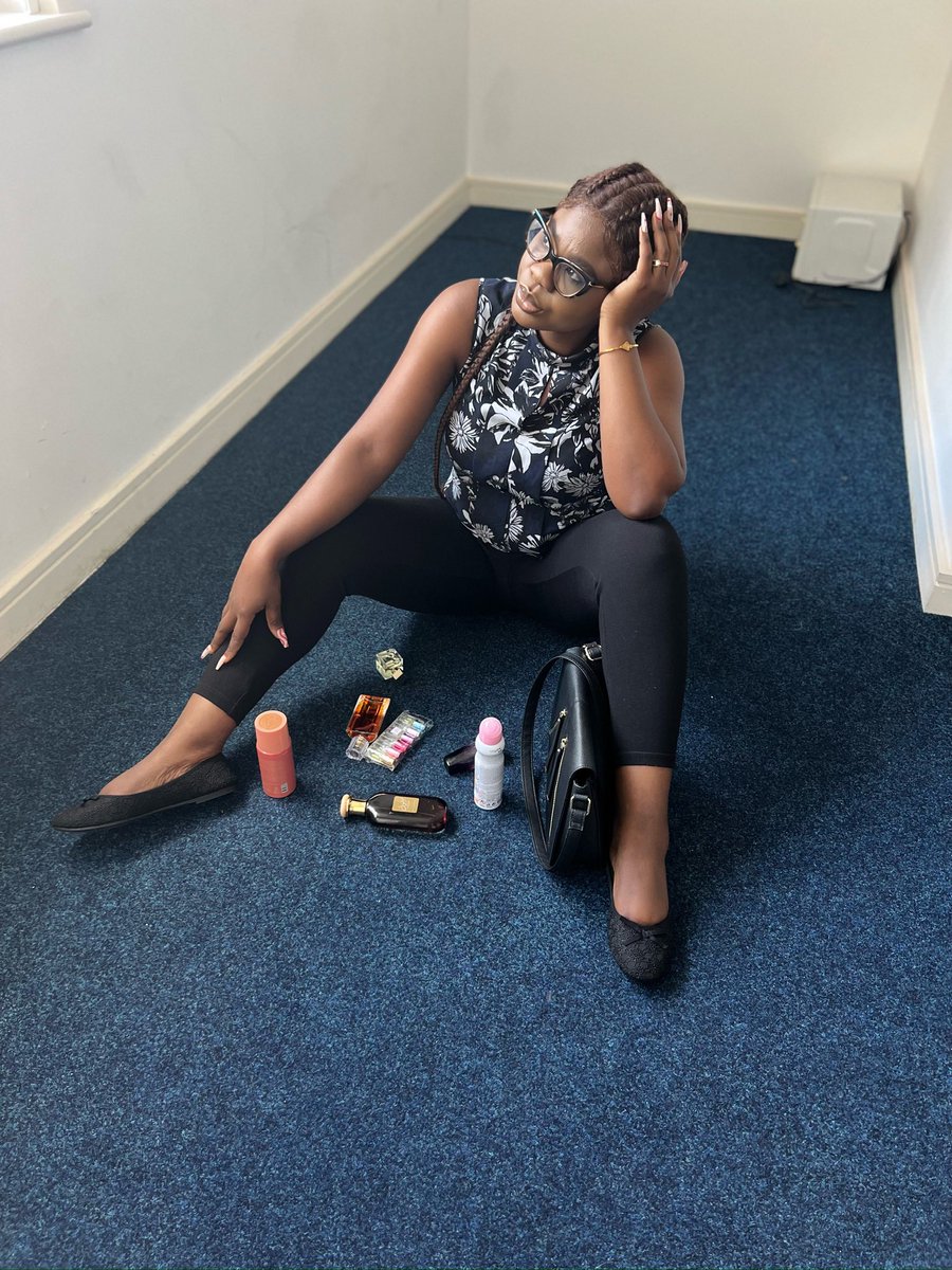 tadedigba's tweet photo. I am not part of those ceo that will be saying sold out o when they haven’t sold anything I, yet na them go first open shop the following day! Abeg i am not sold out kan kan! I don talk say I no go mind  my business cos Wetin concern me concern sold out ceo https://t.co/o5peho5rET