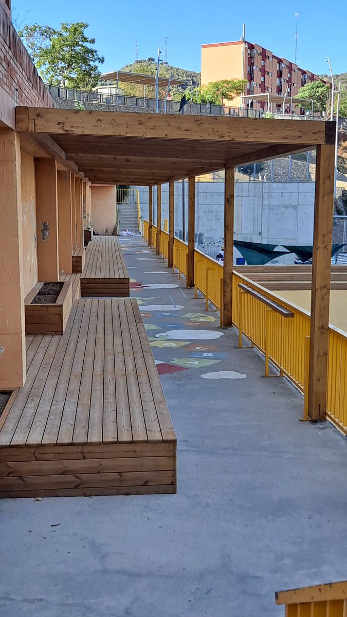 Pèrgola adosada de 30 m. de longitut fabricada con bigas laminadas, instaladas en colegio FERER I GUARDIA en Barcelona.
Conjunto de gradas y jardineras, para mejorar los patios de las escuelas de la ciudad.
fustmar.com
#colegiosbarcelona #mejorandoescuelas #Barcelona