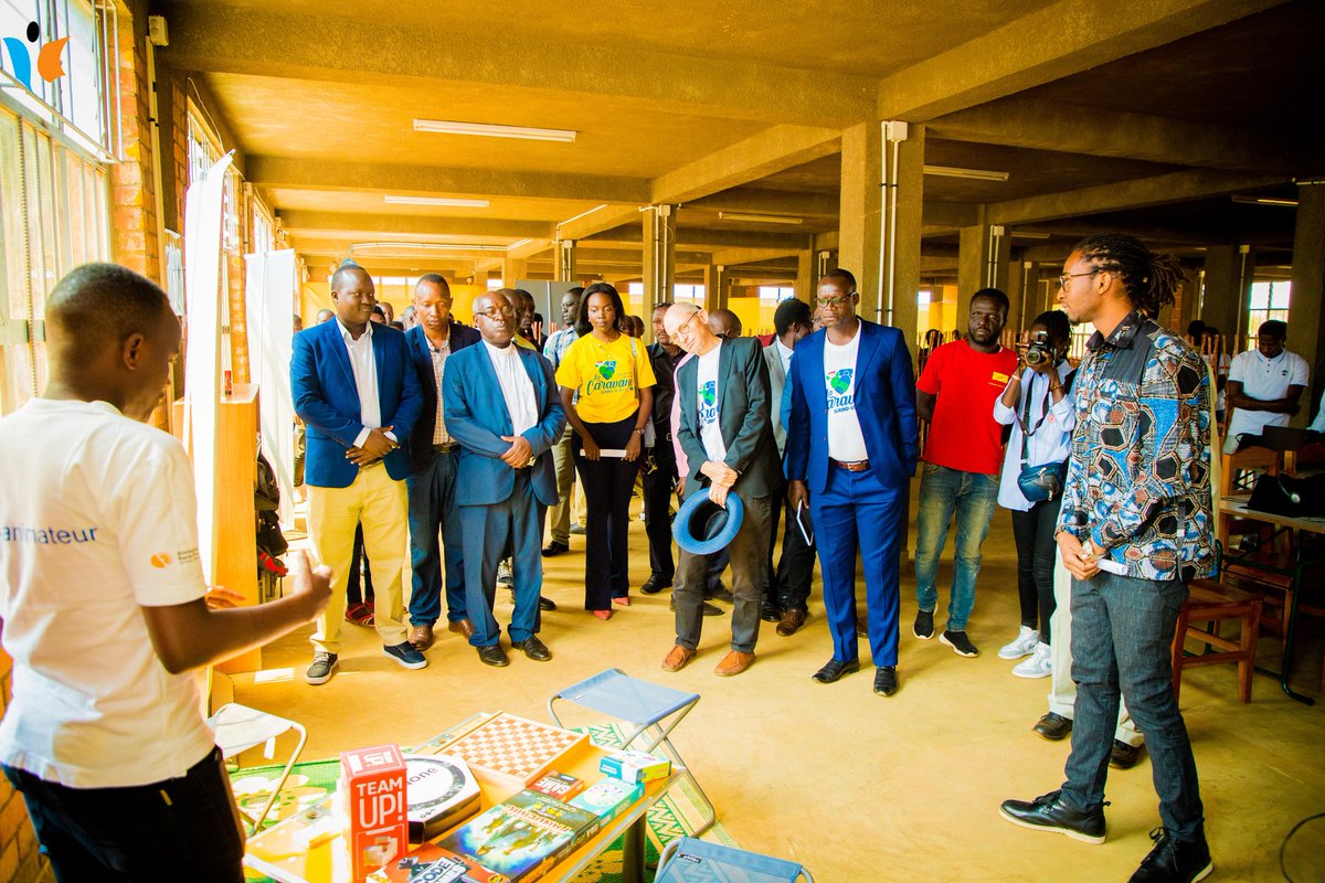 MagazineJimbere's tweet image. 🗳️ Les étudiants de l'@UPGBurundi se familiarisent progressivement à l'espace #IdeasBox. De janvier à juillet 2023, plus de 4.000 visiteurs ont fréquenté cet espace

📚 "Non seulement cet espace est utile pour les étudiants, mais il l'est aussi pour les professeurs qui y passent