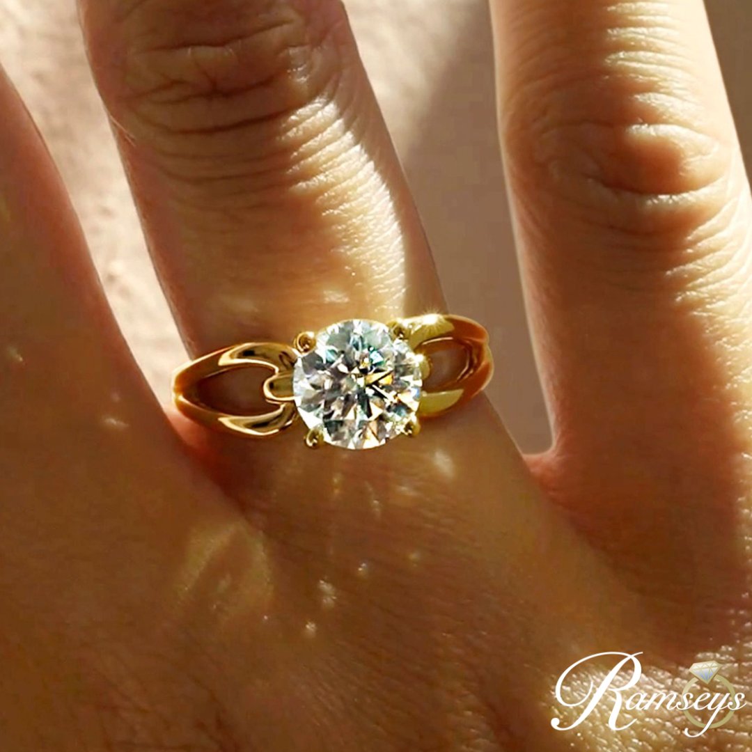 ramseysdiamonds's tweet image. Timeless Elegance 💍✨ 

A radiant round diamond shines on the exquisite split shank.

Style: ER16333R8Y4JJJ

ow.ly/Tw6j50PBgpb

#RamseysDiamondJewelers #Gabrielandco #Diamonds #Engagmentring