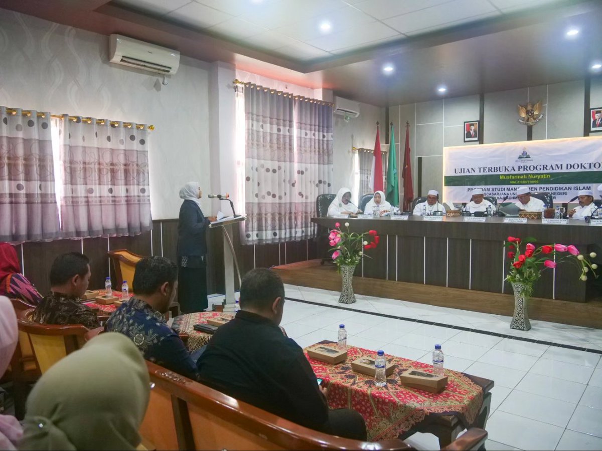 SELAMAT ISTRIKU MUSFARINAH NURYATIN, hari ini telah menyelesaikan UJIAN TERBUKA PROMOSI DOKTOR di UIN KH. AHMAD SIDIQ. TENTU, prosesnya tidak mudah, bahkan sempat berkeinginan untuk tidak meneruskan di saat tahapan pengambilan data tidak selesai. ALHAMDULILLAH akhirnya bisa