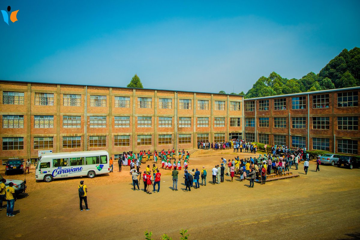 MagazineJimbere's tweet image. 🗳️ Les étudiants de l'@UPGBurundi se familiarisent progressivement à l'espace #IdeasBox. De janvier à juillet 2023, plus de 4.000 visiteurs ont fréquenté cet espace

📚 "Non seulement cet espace est utile pour les étudiants, mais il l'est aussi pour les professeurs qui y passent