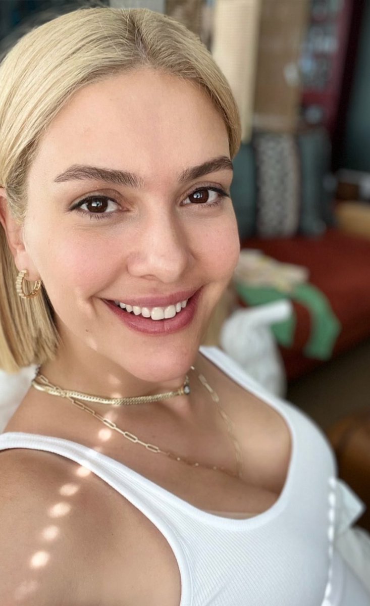 HalBerLatin's tweet photo. Bergüzar: "Que tengas un buen día" 😍☀️🤗 #bergüzarkorel #neslihanturhan
#Düğüm https://t.co/HmmNqsUxxy